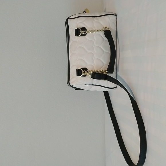 XOX BETSY JOHNSON PURSE Cream, Black, and Gold Heart Bag. - Picture 4 of 14